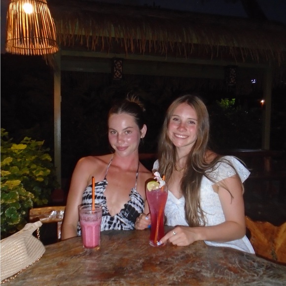 Meet your Posher, Brielle and Lauren - Picture 2 of 4